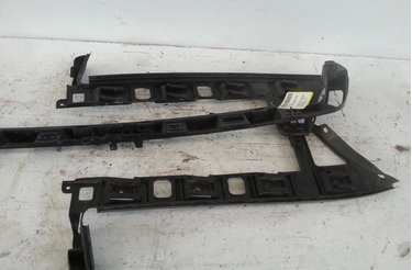 VW Passat 3C Bj.07 Halterset Sto&szlig;f&auml;nger hinten Plastik 3C5807863 3C5807393D